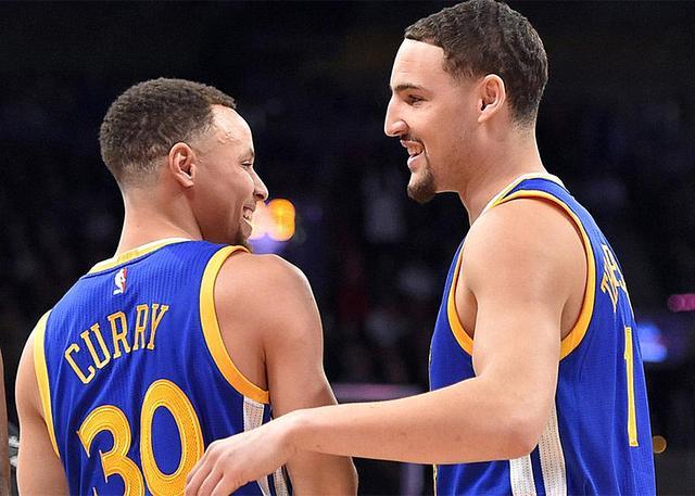 WOWLPL女主持人余霜分享礼服美照：喜欢碎钻还是半透视轻纱？